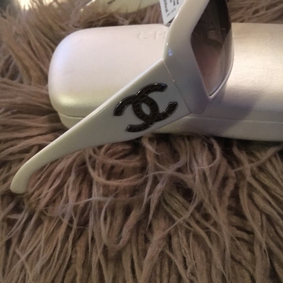 CHANEL Lizard CC Sunglasses - Picture 3 of 7